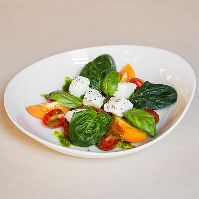 Салат с томатами от бабушки Лучии в Беллуччи по цене 590