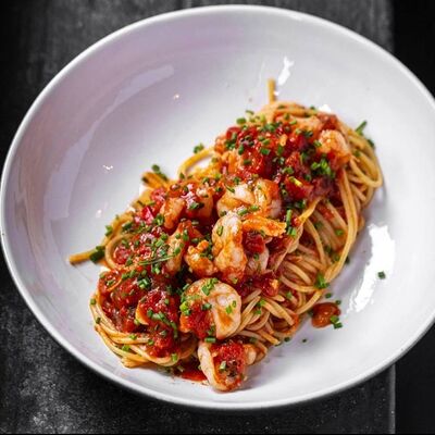 Спагетти арабьята с креветками в Техникум по цене 790 ₽