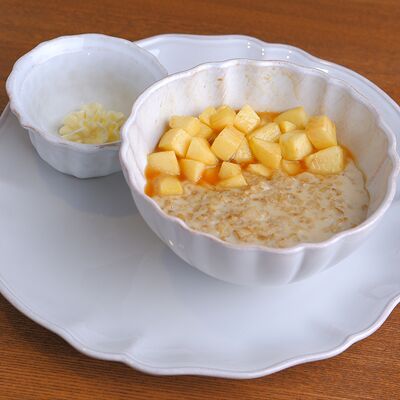 Овсяная каша с карамелью и яблоком в Red Cup iMall по цене 370 ₽