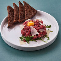 Тартар из говядины с рукколой и пармезаном в Нектарин