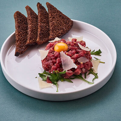 Тартар из говядины с рукколой и пармезаном в Нектарин по цене 790 ₽