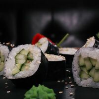 Ролл с огурцом в Тот самый бар