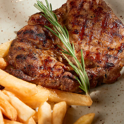 Свиная отбивная на гриле с картошкой фри в Теплые края-уголок Италии по цене 765 ₽