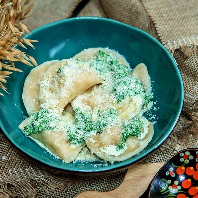 Вареники с картофелем, сливочно-шпинатным соусом и сыром пармезан в Тепло вареничная по цене 513 ₽