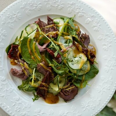 Салат с ростбифом и вялеными томатамив Hello olivia по цене 780 ₽