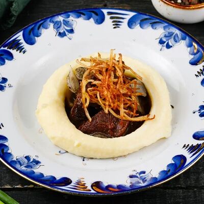 Телячьи щечки с картофельным кремом и лукомв Славянский базаръ по цене 1200 ₽