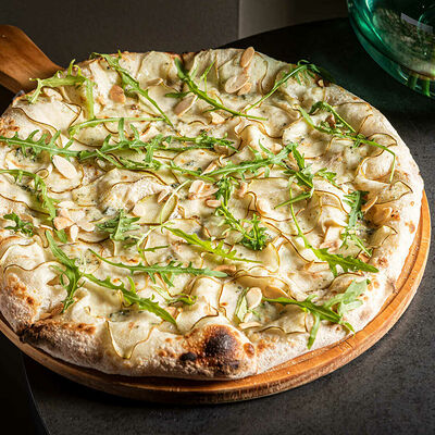 Пицца Груша и горгонзола в Качуко по цене 935 ₽