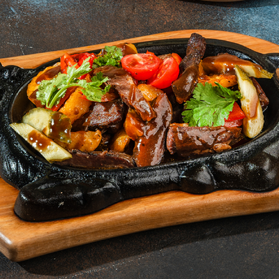 Садж с говядиной и овощами в Узбечка по цене 635 ₽