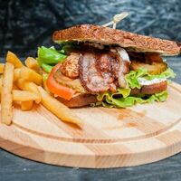 Клаб-сэндвич с курицей и беконом в Fish Fabrique Vieux