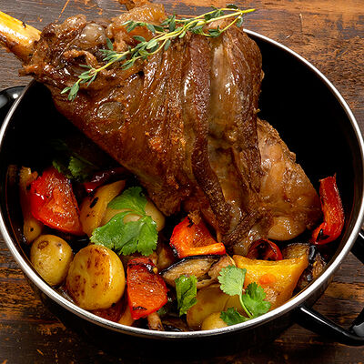 Голень ягненка с овощами в Колбасофф по цене 1190