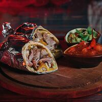 Буррито со свининой в La Catrina