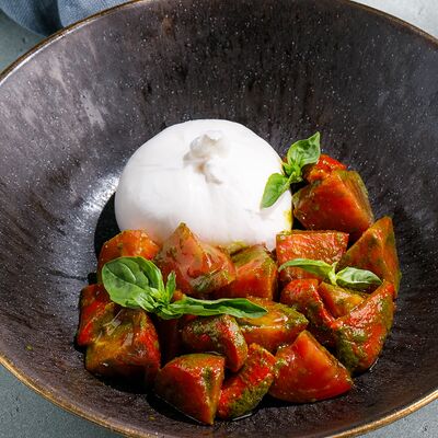 Буррата с томатами и печеным перцем в Мангал&Грузия по цене 990 ₽