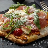 Римская пицца с пармой (пармская ветчина, руккола, пармезан, томаты черри) в Fatucci Fine Food