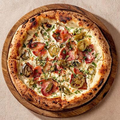 Пицца с беконом и халапеньов Чиполучо по цене 690 ₽