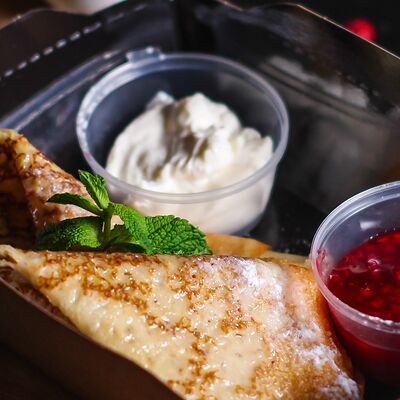 Блинчики с кремом и ягодами в Капуцин Кирова по цене 280 ₽