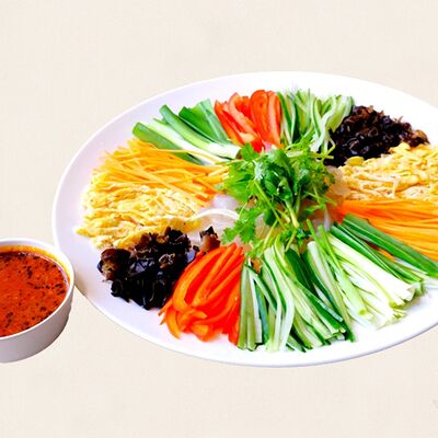 Холодная лапша Дунбей Далапи с овощами в Золотая панда по цене 1034 ₽