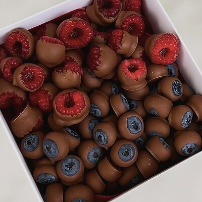 Малина и голубика в шоколадев Мос клубника в шоколаде по цене 4200 ₽