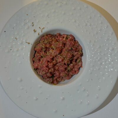 Мясной тартар в Parisienne по цене 2390 ₽