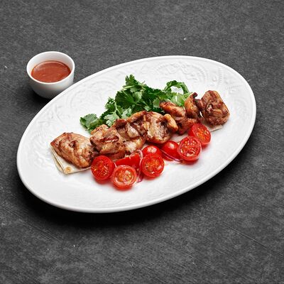 Шашлык из бедра цыпленка с маринованными черри и соусом блэк пеппер в Залечь на дно в Гамбург по цене 678 ₽