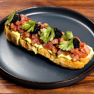 Тартар из подкопченного тунца, крем авокадо, икра палтуса в Трактир Колесо по цене 572 ₽