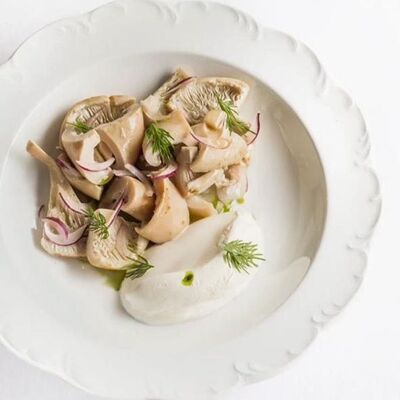 Маринованные грузди со сметаной и ялтинским луком в Плакучая Ива по цене 1050 ₽