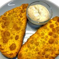 Хушуур с сыром и соусом в Nomad