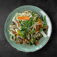 Удон с овощами в COM PHO Вьетнамская кухня