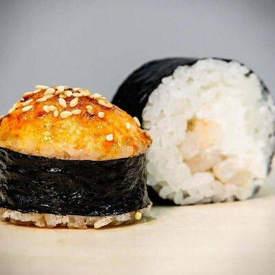 Запеченная креветка спайси Сушими в Сушими по цене 690 ₽