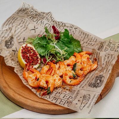 Тигровые креветки на гриле с рукколой в Ривьера по цене 1270 ₽