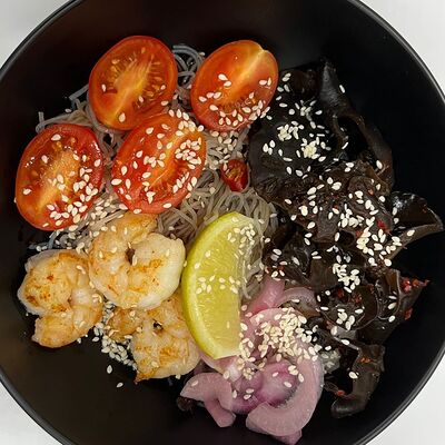 Салат с фунчозой и морепродуктами в Данмен по цене 465 ₽