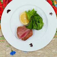 Стейк из филе тунца в Ресторан Хата возле Шереметьево