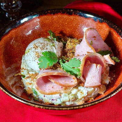 Оливье с копчёным окороком и яйцом пашот в Сулугуни по цене 448 ₽