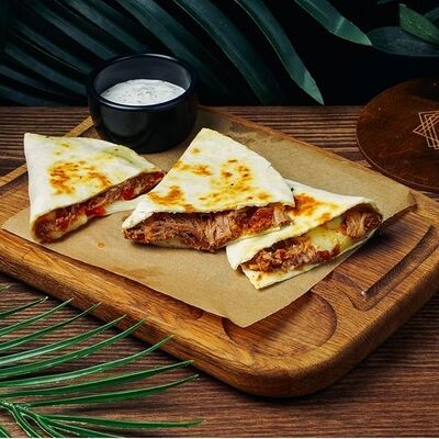 Кесадилья с рваной свининой в Хочу и буду по цене 393 ₽