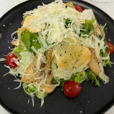 Цезарь с курицей в ALEX ROYAL RESTAURANT по цене 630 ₽