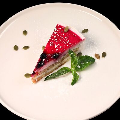 Торт мусс йогуртовый с лесными ягодами в Beer & Fire Grill по цене 497 ₽