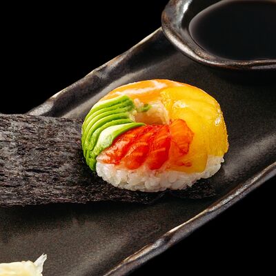 Суши-пончик с лососем, клубникой и манго в Zonda по цене 600 ₽