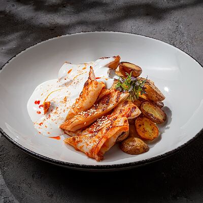 Кальмар гриль с картофелем бейби в UMI Asian kitchen & bar по цене 890 ₽