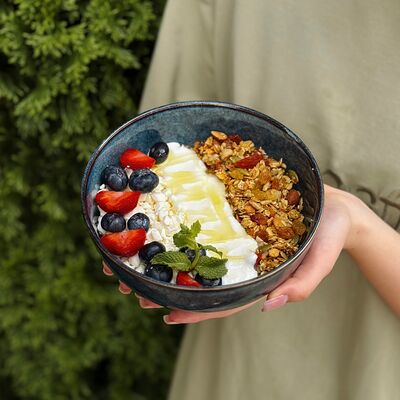 Творог со сметаной, гранолой, медом и свежими ягодами в Banoffi (Bormio) по цене 620 ₽