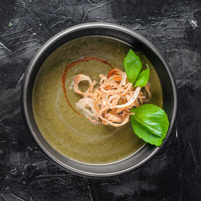 Крем-суп с кокосовым молоком, шпинатом и курицей в BonoBo по цене 420 ₽