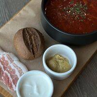 Борщ со сметаной, салом и черным хлебом в О2 Lounge cafe