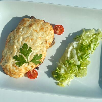 Мясо по-французски в Рукоста по цене 780 ₽