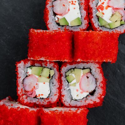 Роллы Калифорния с тигровой креветкой в Хорошие руки - Роллы по цене 900 ₽