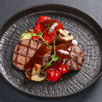 Медальоны из телячьей вырезки с овощами на гриле в Lafa Lounge по цене 1190 ₽