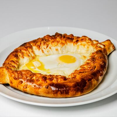 Хачапури по-аджарски с курицей в ТУТ КУХНЯ по цене 650 ₽