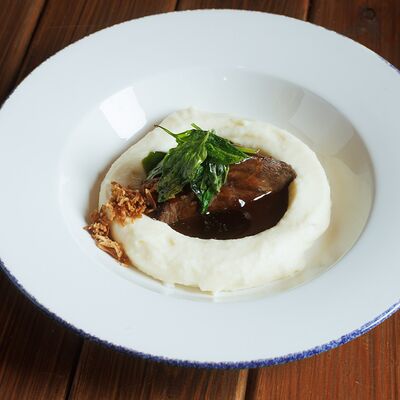 Телячьи щеки с картофельным пюре в Первый сырный бар Friends по цене 790 ₽