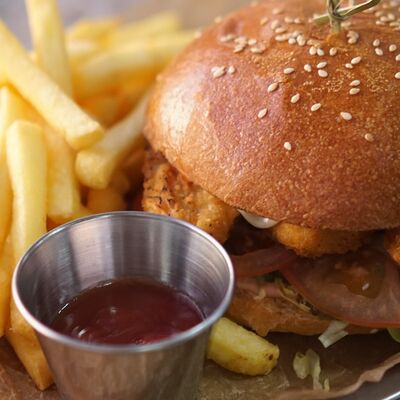 Бургер с цыпленком и картофелем фри в Oasis по цене 490 ₽