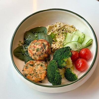 Котлеты из лосося со шпинатом и хумусомв SOVA по цене 1300 ₽