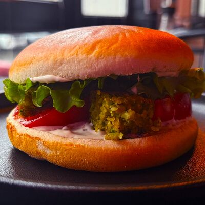 Бургер с фалафелем в Бекки бар по цене 510 ₽