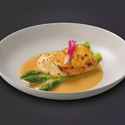 Палтус в соусе мисо со спаржей в Bluefin по цене 2660 ₽