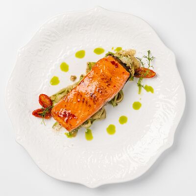 Стейк из лосося с лапшой из цукини и с соусом песто в Омулевочная по цене 800 ₽